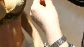 饥渴的Viktoria想要嘴里塞满精液