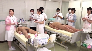 剃光的俄罗斯少女与她的继兄弟一起实现了她的幻想