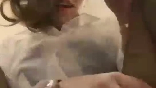短发妹子很淫荡，先自慰给炮友看，然后在啪啪。