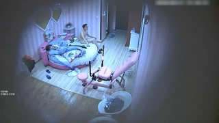 与哥哥乱伦的白虎萝莉-娇小女生探索自己白虎小穴