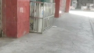 瘦弱的棕发拉丁美女在自慰时发出愉悦的呻吟声