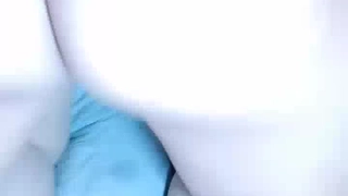 漂亮的棕发女郎被一根巨大的阴茎近距离地插入她的阴道