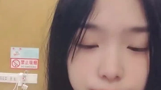 每个妹子都要亲自来洗一洗，还要小穴抽烟。角度完美手法专业大淫魔