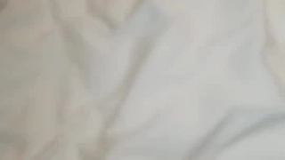 牟镞罎舙，光头哥大战小萝莉，年轻学生妹，被老江湖又玩又插，阵阵高潮浪叫