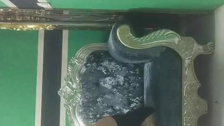 穿着破衣服的业余少女在球上被操逼