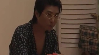 金发学生在宿舍里享受业余男子的骑乘和口交
