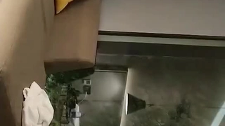 乌克兰少女在公共场合被陌生人抱起来操逼