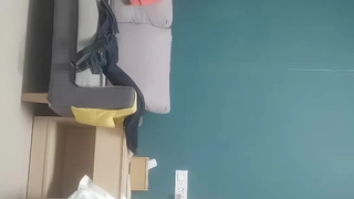 热辣的青少年在宿舍房间后面自慰