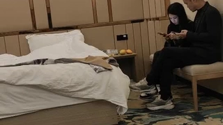 超诱人的黑丝小姐姐来了，全程露脸给小哥口交大鸡巴样子好骚，直接在椅子上啪啪性爱，激情后入上位抽插好骚