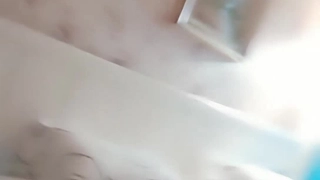 赤裸裸的妻子leokleo乱搞在的灌木丛和给一个热情的吹箫