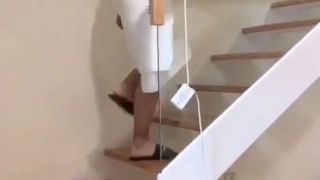 与年轻夫妇和他们的绿帽朋友进行激烈的POV性爱
