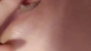 想跟我一起洗澡吗？我超级饥渴