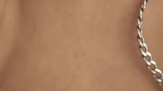 小哥有逼不草骑在少妇的脖子上疯狂草嘴，骚逼瘙痒难耐疯狂扭动自己抠，浪叫呻吟不止自己用道具抽插骚穴好骚第02集