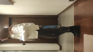 大学女孩们用他们的舞蹈动作互相勾引