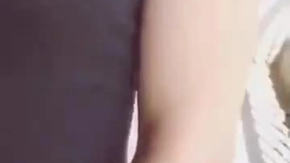 大学生在浴缸里从继母那里得到乳交