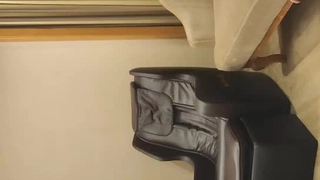 湿润和狂野:在车库里玩和喷射假阳具