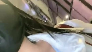 美国夫妇介绍一对青少年情侣在卧室里摇摆