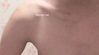 真实偷情！在兄弟家客厅操她老婆！房门都没有关！！